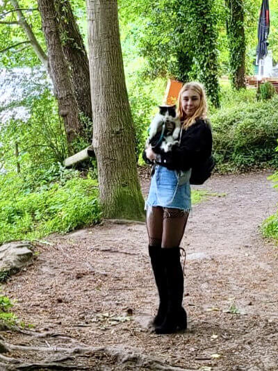 Jiji und Sofie beim Waldspaziergang